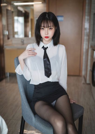 蒙上眼睛的女大学生